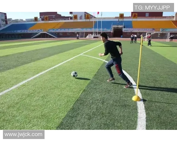 足球场上球星颠球技艺展现：精准控制与柔韧性挑战极限